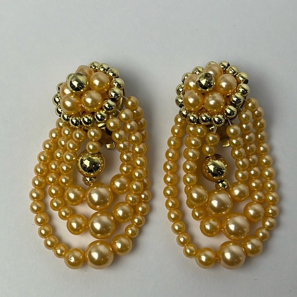 Vintage Faux Pearl Beaded Gold Tone Cluster 3 Strand Clip On Earrings OS - Picture 3 of 7